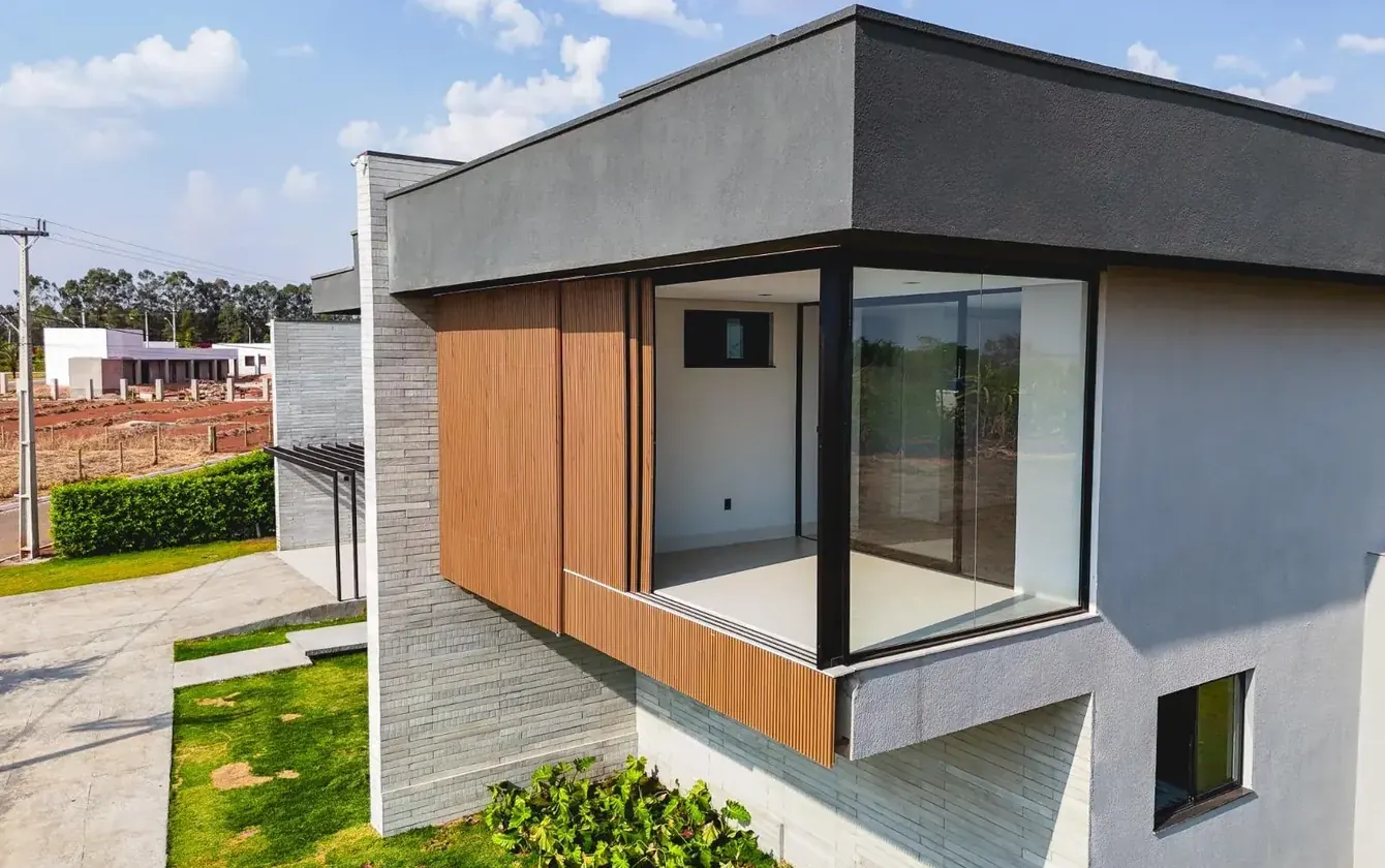 Casa Jacarandá em Aparecida de Goiânia Fachada da Casa Jacarandá em Aparecida de Goiânia com volume em madeira